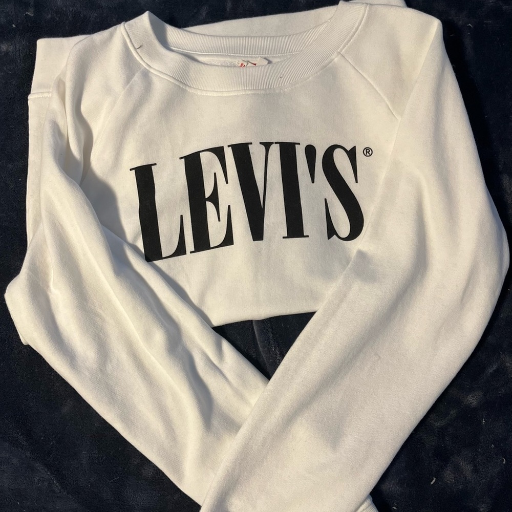Levi’s sweater NOT CROPPED
